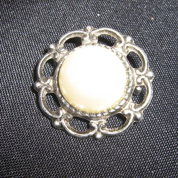 Vintage Pearl Brooch With Faux Pearl. $5.00 AS AN ADD ON - Picture 1 of 2